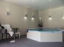 美居迪南基尔祖尔港口酒店，位于迪南的酒店