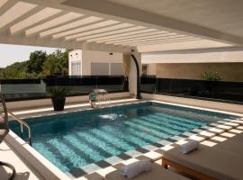 Luxury VILLA WITH PRIVAT POOL，位于Brca的酒店