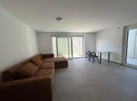 Moderne 2-Zimmer-Wohnung mit großer Terrasse und eigenem Stellplatz