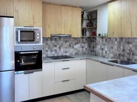 Mas la Fàbrica Rural Home，位于莱斯普拉内斯德奥斯托莱斯的酒店