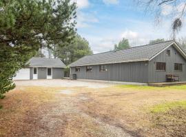 8 person holiday home in Blåvand，位于赫欧的酒店