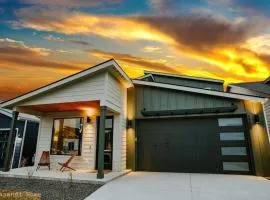 Tranquil Lake Living at Restful Japandi Home