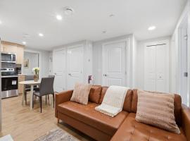 Luxury 2Bedroom Suite with Park Views in Calgary，位于Calgary的酒店