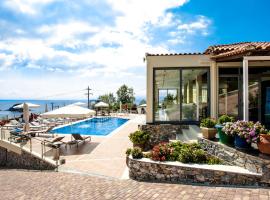 La Luna Hotel，位于特劳洛斯的带泳池的酒店