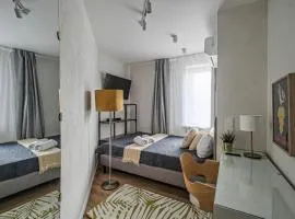 Prestige Center Warsaw Rooms Metro, AC, Smart TV, 2 Bathrooms