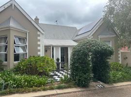 Lalla's Cottage，位于佛维斯的酒店