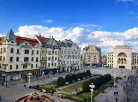 Crown Ultracentral - One Bedroom, Living & Full Kitchen