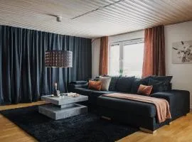 Guestly Homes - 1,5BR Top Floor Residence with Lake View