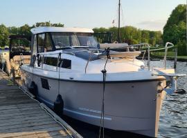 Unique stay on a modern motor yacht - Natural Harbour，位于马克内瑟的酒店