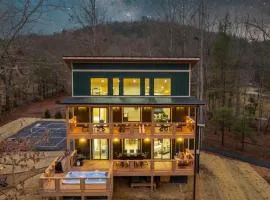 BRAND NEW Lux Cabin, Pickleball, Swim Spa, Views
