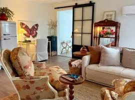 The Wing - luxurious king suite tiny studio home!