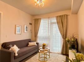 Luxurious Condo Apartment with Direct Subway Access，位于多伦多的酒店