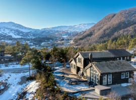 Cabin With Hot Tub And Fjord Views In Sauda，位于Saudasjøen的酒店