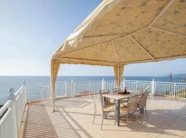 Seafront Apartment with Panoramic Rooftop Terrace
