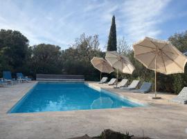 Domaine du Dauphin - Villa Hyères Toulon (Var)，位于屈埃尔的酒店