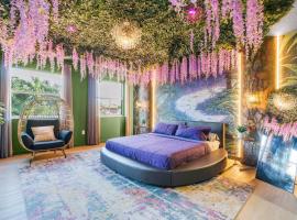 Luxury Miami Lakefront Glow Villa - 5BR - 4K Cinema - Heated Pool and Spa，位于Hammocks的酒店