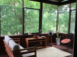 Double Bed, Queen size, small kitchen, terrace, wi-fi- air condition，位于Cuatunalco的酒店