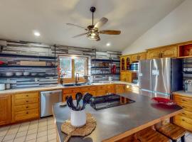 Work & Play! Spacious Lake-View Home in Greeley，位于格里利的酒店