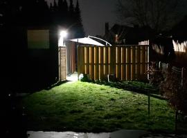 Le tiny de Laly - climatisation -wifi - jardin - airport navette，位于Pont-de-Loup的酒店