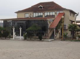 Hotel Maçi，位于Peqin的酒店