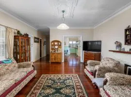 Albert Road Cottage, Bunbury - 3 bedroom & caravan