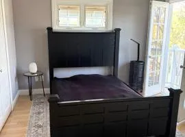 Large Private Room with Balcony - Mini Mansion