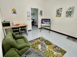 Entired townhome 2 BR Near Taopoon MRT 1min by walk，位于曼谷的酒店