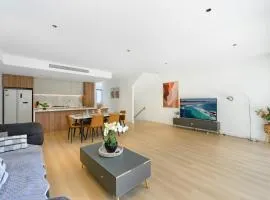4BR Spacious Townhouse in Box Hill
