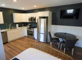 Modern Queen Studio At The Victorian - Unit B