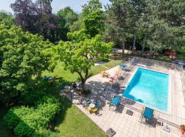 B&B HOTEL Lyon Nord 4 étoiles，位于达迪利的酒店