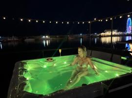 SeaEsta Floating Houses，位于康斯坦察的酒店