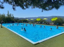 ZEcamping 4 étoiles animaux acceptés animations piscine chauffée，位于Rosans的酒店