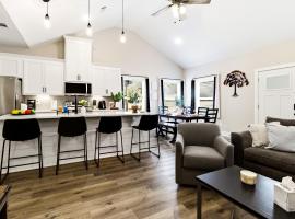 New Pine Mountain Townhome with Fenced Yard，位于派恩芒廷的酒店