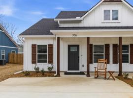 Stylish New Home Near Downtown Pine Mountain，位于派恩芒廷的酒店