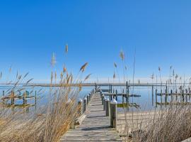 Private Pool, Dock & Beach: Stafford Township Gem，位于Bay Side的酒店