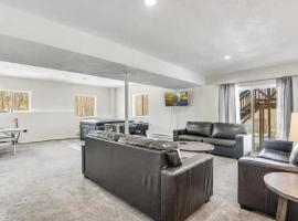 Spacious Ski Chalet W Indoor Hotub & Sep Suite!，位于Jefferson的酒店