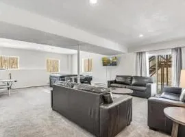 Spacious Ski Chalet W Indoor Hotub & Sep Suite!