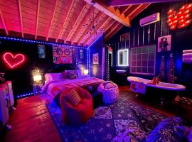 Wall of Windows Treehouse #TNstateparks #love #Sparta #RockIsland #OutdoorMovieNights，位于Doyle的酒店