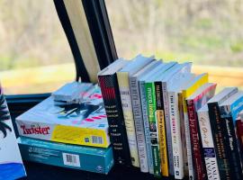 Spend an evening in TrolleyParton #love #vintage #IndoorOutdoorMovieNight，位于Doyle的酒店