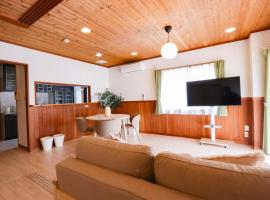 Seto Mori Nest 15-minute drive to Ghibli Park,1 train to the nagoya dome ,wooden house with a wood deck，位于Seto的酒店