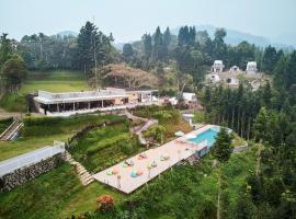 Luxcamp Bukit Damar - Puncak By Horison，位于Megamendung的酒店