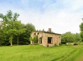 Sunny holiday home in Stavelot，位于Houvegné的别墅