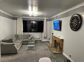 Spacious 4 Bedroom House in Corby Sleeps 9 Parking