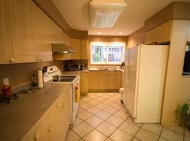 鹰克罗斯行政住宿加早餐旅馆，位于鲁珀特王子港的酒店