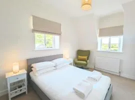 Rural Retreat near West Wittering Beach! Dog Friendly & Free Parking - Ideal Weekend Getaway! Chichester Holiday Properties