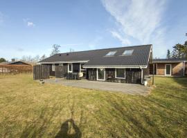 4 Bedroom Amazing Home In Ørsted，位于厄斯泰兹的酒店