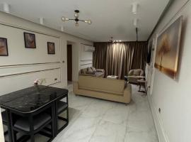 Luxury Smart Apartment 3 Bedrooms 2 bathrooms with stunning balcony，位于开罗的酒店