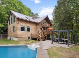 Modern Cottage Laurentians Private Pool & Nature，位于Brownsburg的酒店