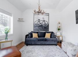 Urban Tiny House near Portland & Columbia Gorge，位于Camas的酒店