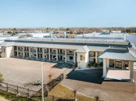 Super 8 by Wyndham Jackson MS Near the Fairgrounds